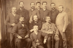 Marcel Legay au milieu d'un groupe non-identifié, 1886.