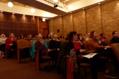 Le public dans la salle "Recital Hall" de la "DePaul University School of Music".