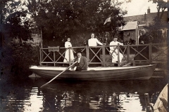 Marcel Legay en barque à Morannes.