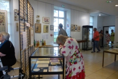 06_Vernissage-Mon-editrice-fanFan-penchee-sur-la-vitrine-Va-danser-